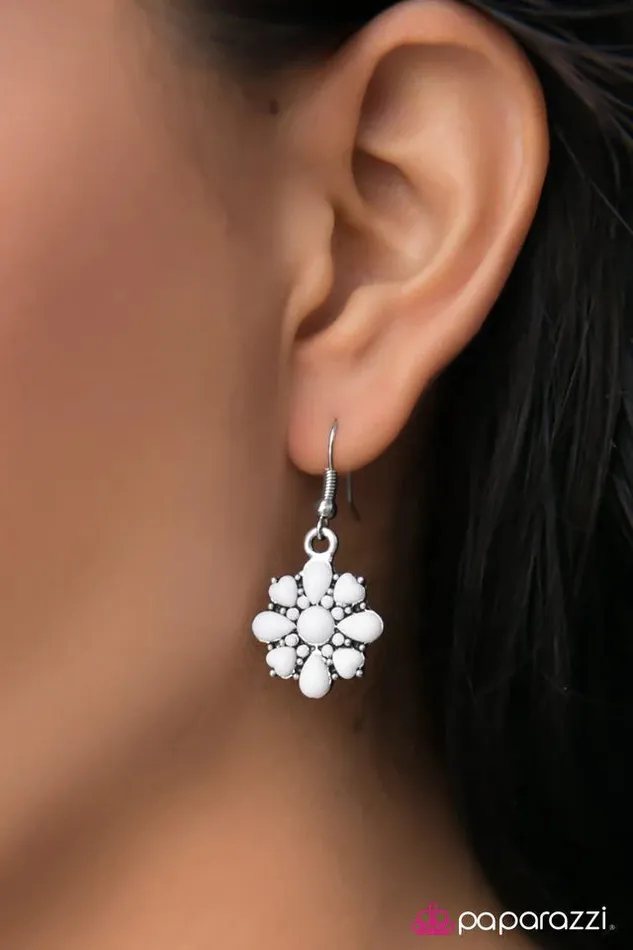 Earrings Paparazzi Jewelry Paparazzi Earring My Little Flower White