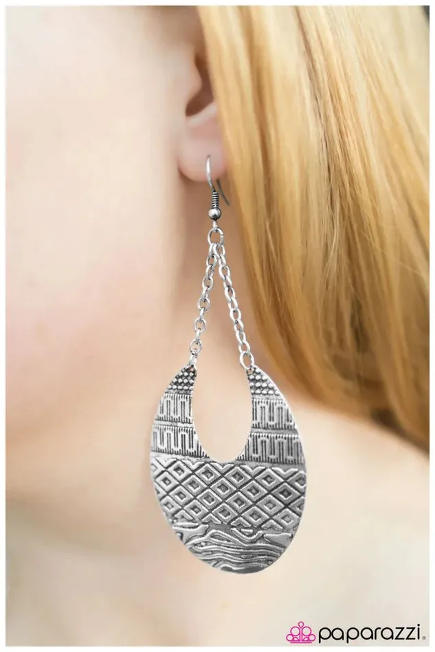 Paparazzi Earring GEOing Out In Style Silver Paparazzi Jewelry Earrings