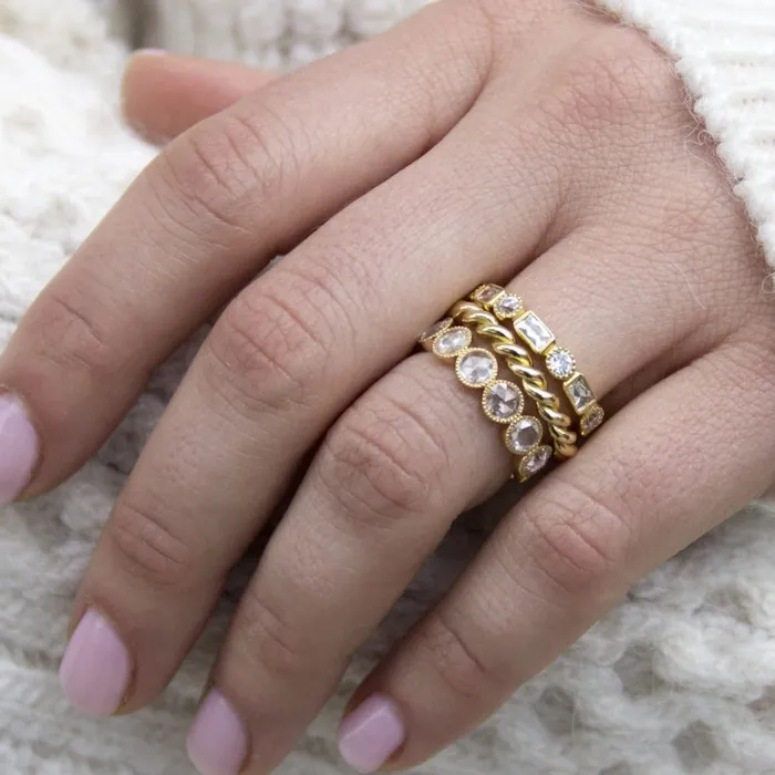 Single Stone 18K Yellow Gold Large Lara Band Single Stone Rings