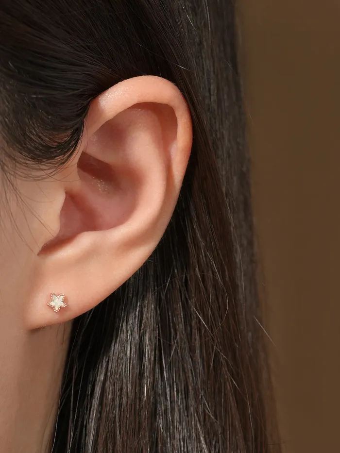 Earrings MinimalBijoux 14K Gold Oasis Star Cartilage Earring 20G