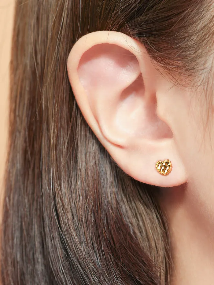 Earrings MinimalBijoux 24K Gold Cutting Heart Cartilage Earring 20G