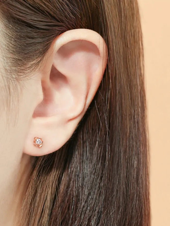 MinimalBijoux Earrings 14K Gold Cosmos Flower Moissanite Cartilage Earring 20G18G16G