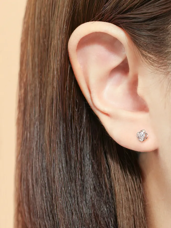 MinimalBijoux Earrings 14K Gold Cosmos Flower Moissanite Cartilage Earring 20G18G16G