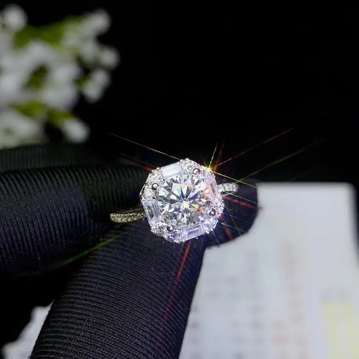 Rings Luxus Moissanite Rings Jewelry White Gold Plated Silver Halo Moissanite Trendy Engagement Ring 1ct Center Stone Rings Luxus Moissanite Rings Jewelry White Gold Plated Silver Halo Moissanite Trendy Engagement Ring 1ct Center Stone