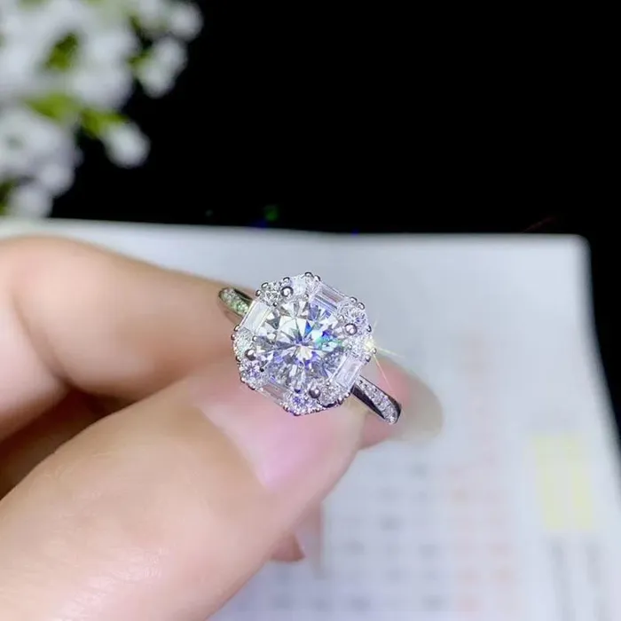 Rings Luxus Moissanite Rings Jewelry White Gold Plated Silver Halo Moissanite Trendy Engagement Ring 1ct Center Stone